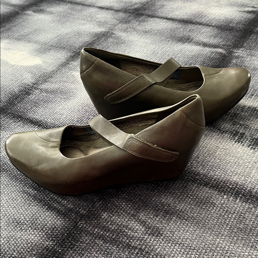 Tsubo Olive Wedge Leather Shoes - Picture 5 of 6